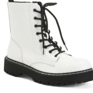 Sincerely Jules Women Lug sole white faux leather boots sz 8 1/2. Worn once.